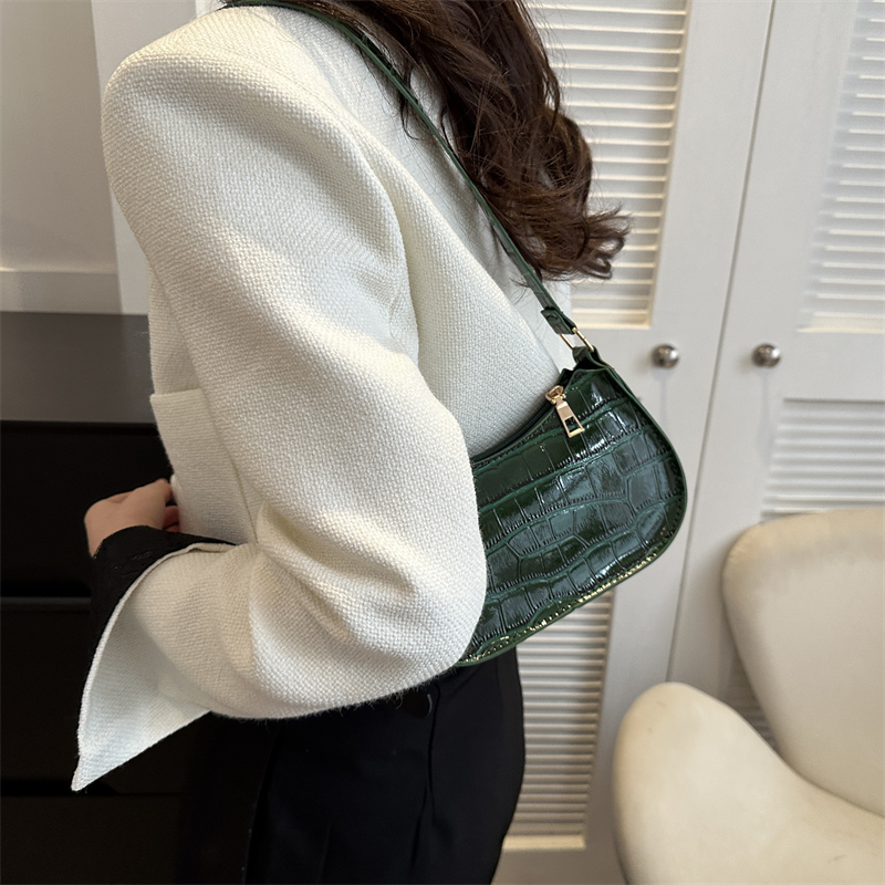 Women's Pu Leather Solid Color Vintage Style Dumpling Shape Zipper Shoulder Bag display picture 3