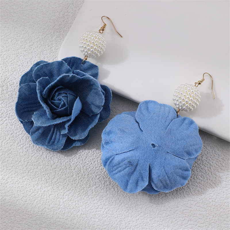 1 Pair Exaggerated Romantic Flower Pearl Three-dimensional Alloy Cloth Drop Earrings Earrings display picture 3