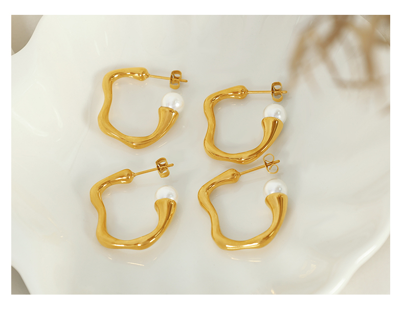 1 Paar Elegant Einfacher Stil C-form Irregulär Überzug Titan Stahl Künstliche Perlen 18 Karat Vergoldet Ohrstecker display picture 1