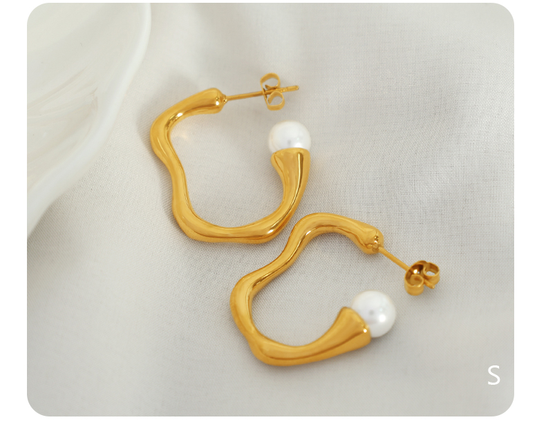1 Paar Elegant Einfacher Stil C-form Irregulär Überzug Titan Stahl Künstliche Perlen 18 Karat Vergoldet Ohrstecker display picture 3