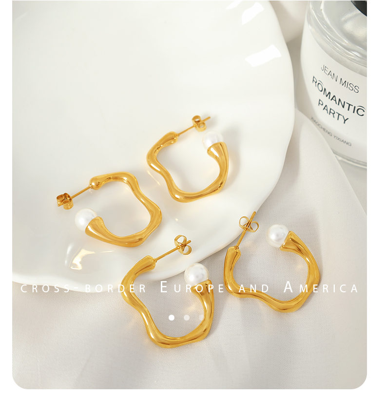 1 Paar Elegant Einfacher Stil C-form Irregulär Überzug Titan Stahl Künstliche Perlen 18 Karat Vergoldet Ohrstecker display picture 6