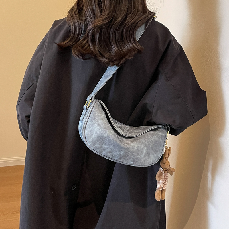 Women's Pu Solid Color Punk Classic Style Sewing Thread Dumpling Shape Zipper Shoulder Bag display picture 6