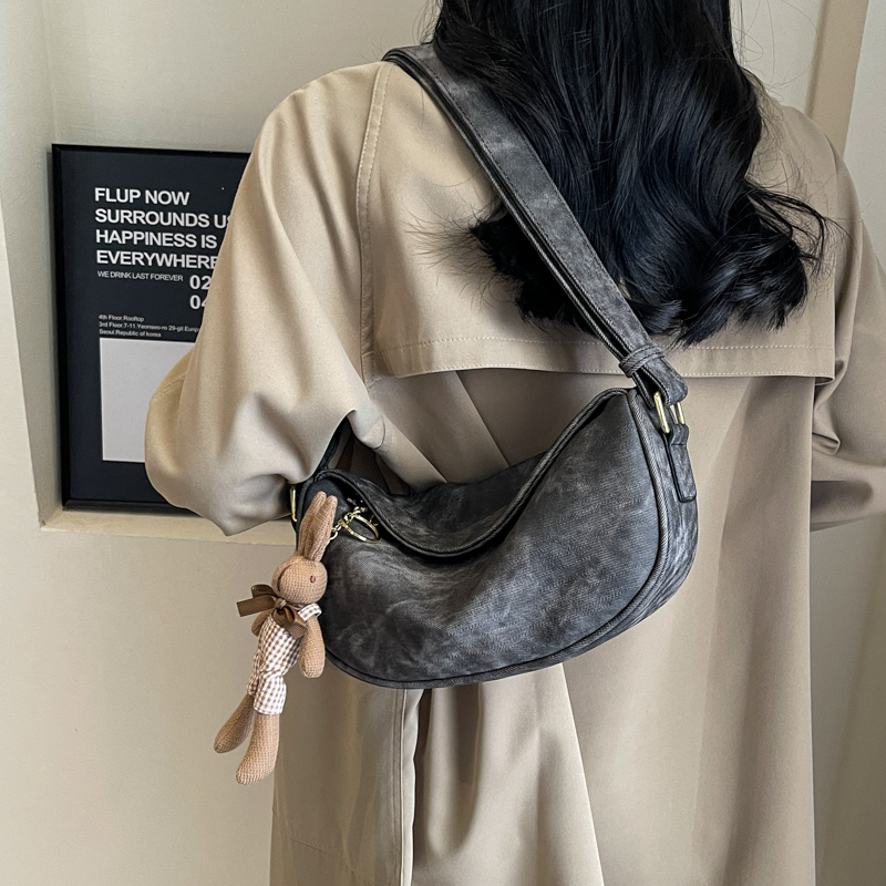 Women's Pu Solid Color Punk Classic Style Sewing Thread Dumpling Shape Zipper Shoulder Bag display picture 8