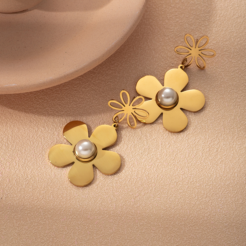 1 Pair Romantic Sweet Flower Plating Inlay 304 Stainless Steel Artificial Pearls 14K Gold Plated Drop Earrings display picture 3