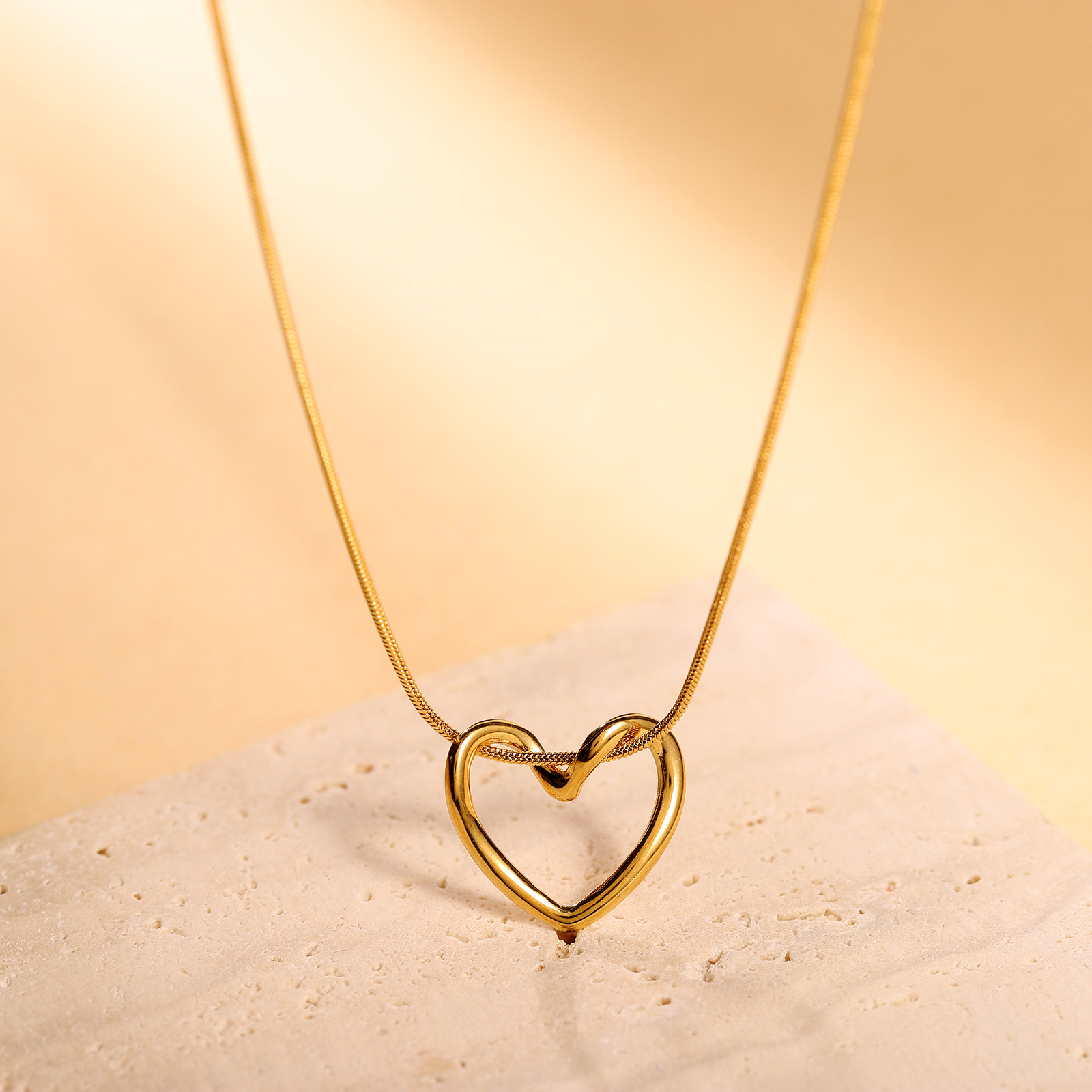 Elegant Simple Style Heart Shape Stainless Steel Hollow Out 18k Gold Plated Pendant Necklace display picture 4