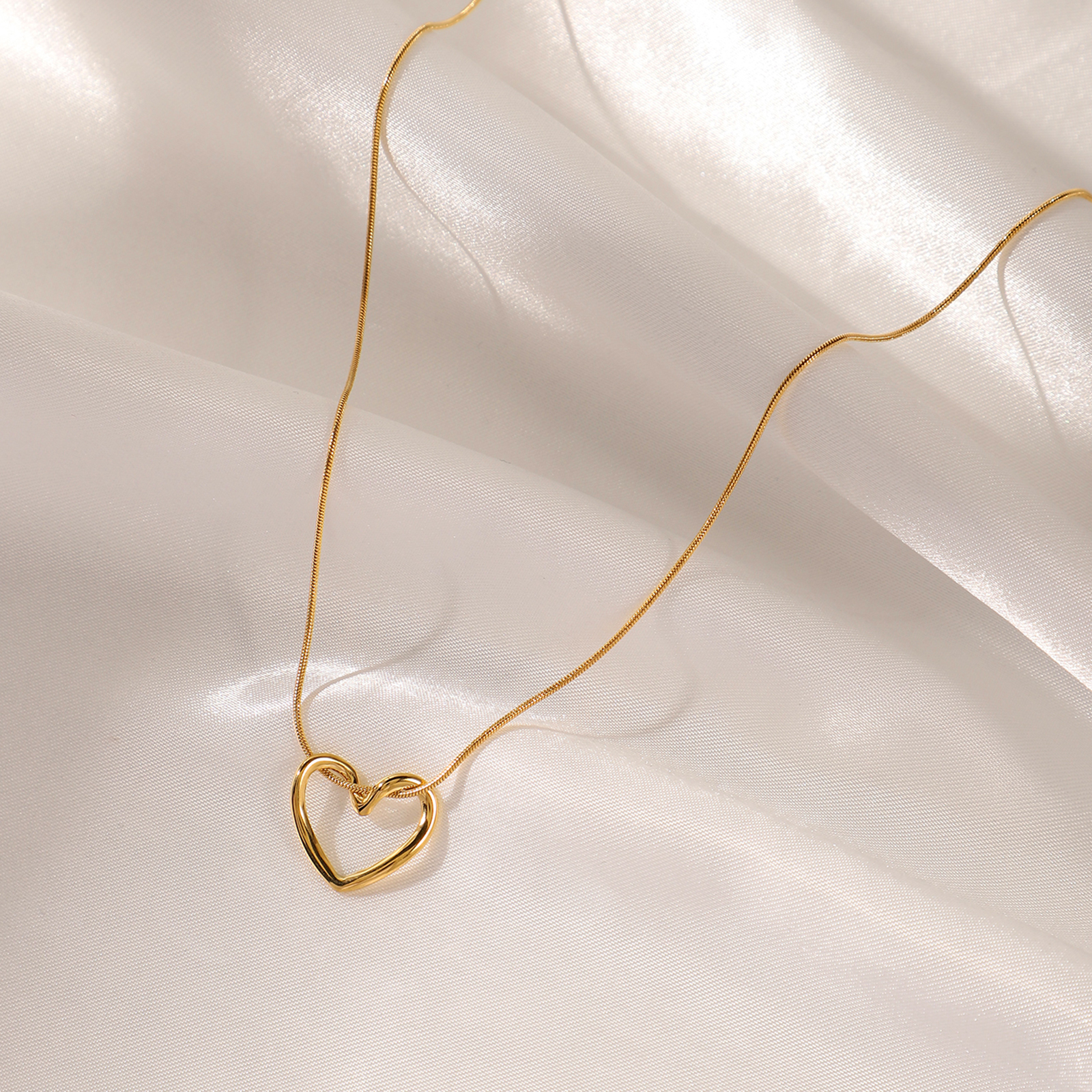 Elegant Simple Style Heart Shape Stainless Steel Hollow Out 18k Gold Plated Pendant Necklace display picture 5