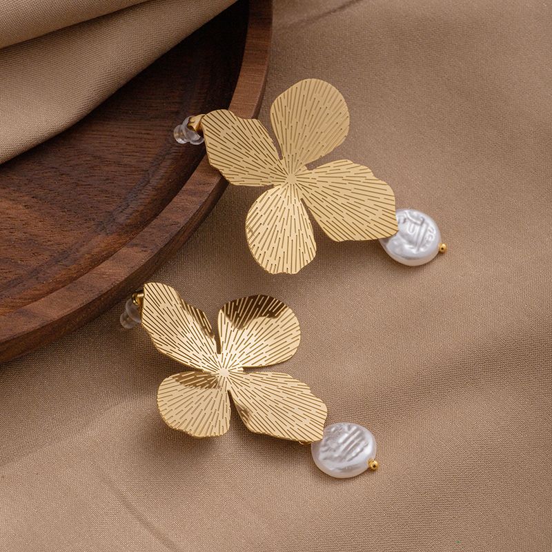 1 Pair Elegant Classical Flower Plating Inlay 304 Stainless Steel Shell 14K Gold Plated Drop Earrings display picture 2