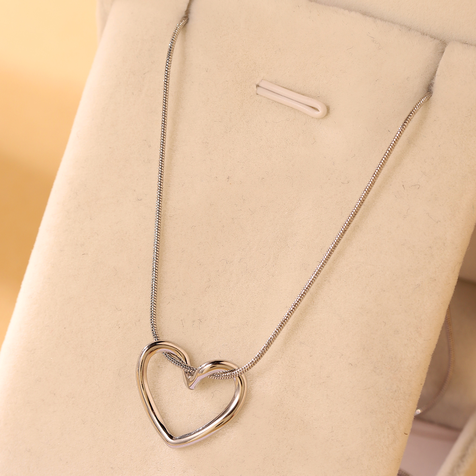 Elegant Simple Style Heart Shape Stainless Steel Hollow Out 18k Gold Plated Pendant Necklace display picture 2