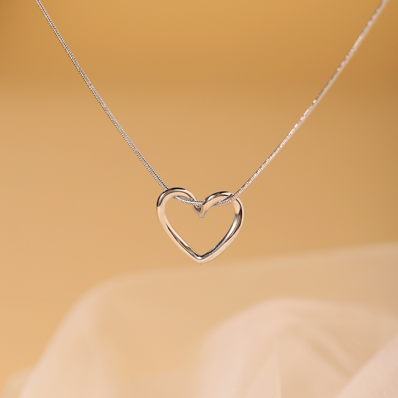 Elegant Simple Style Heart Shape Stainless Steel Hollow Out 18k Gold Plated Pendant Necklace display picture 1