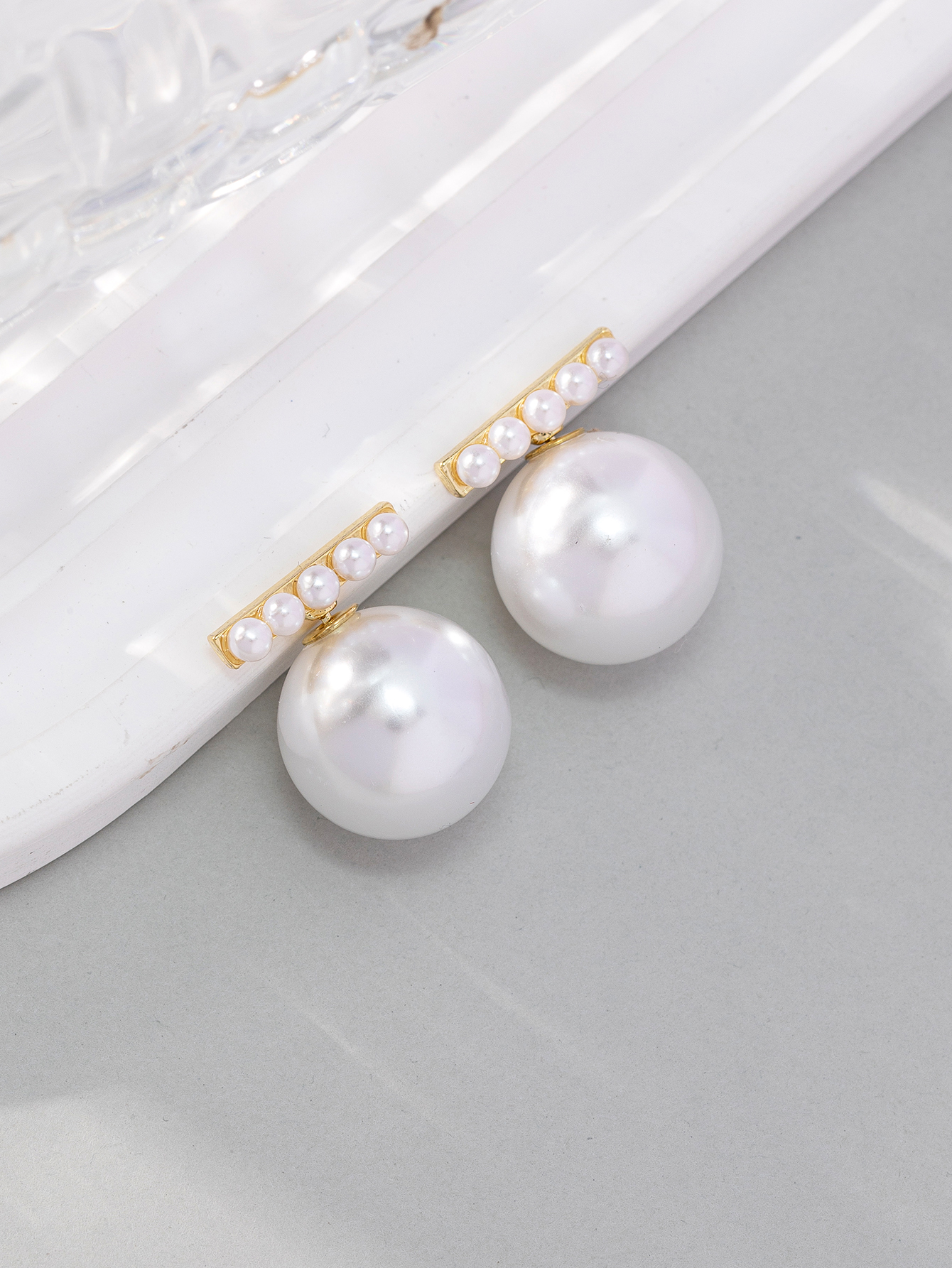 1 Pair Simple Style Round Arylic Alloy Drop Earrings display picture 5