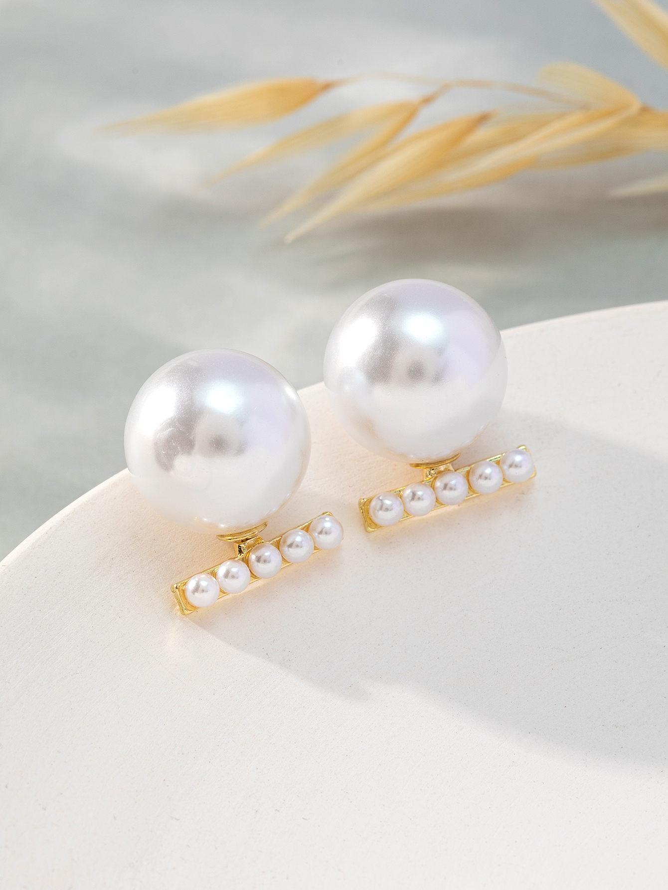 1 Pair Simple Style Round Arylic Alloy Drop Earrings display picture 4