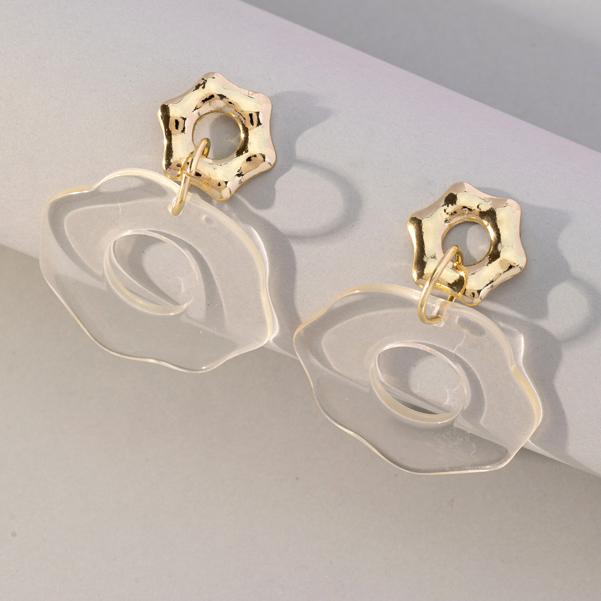 1 Pair Simple Style Geometric Arylic Drop Earrings display picture 1