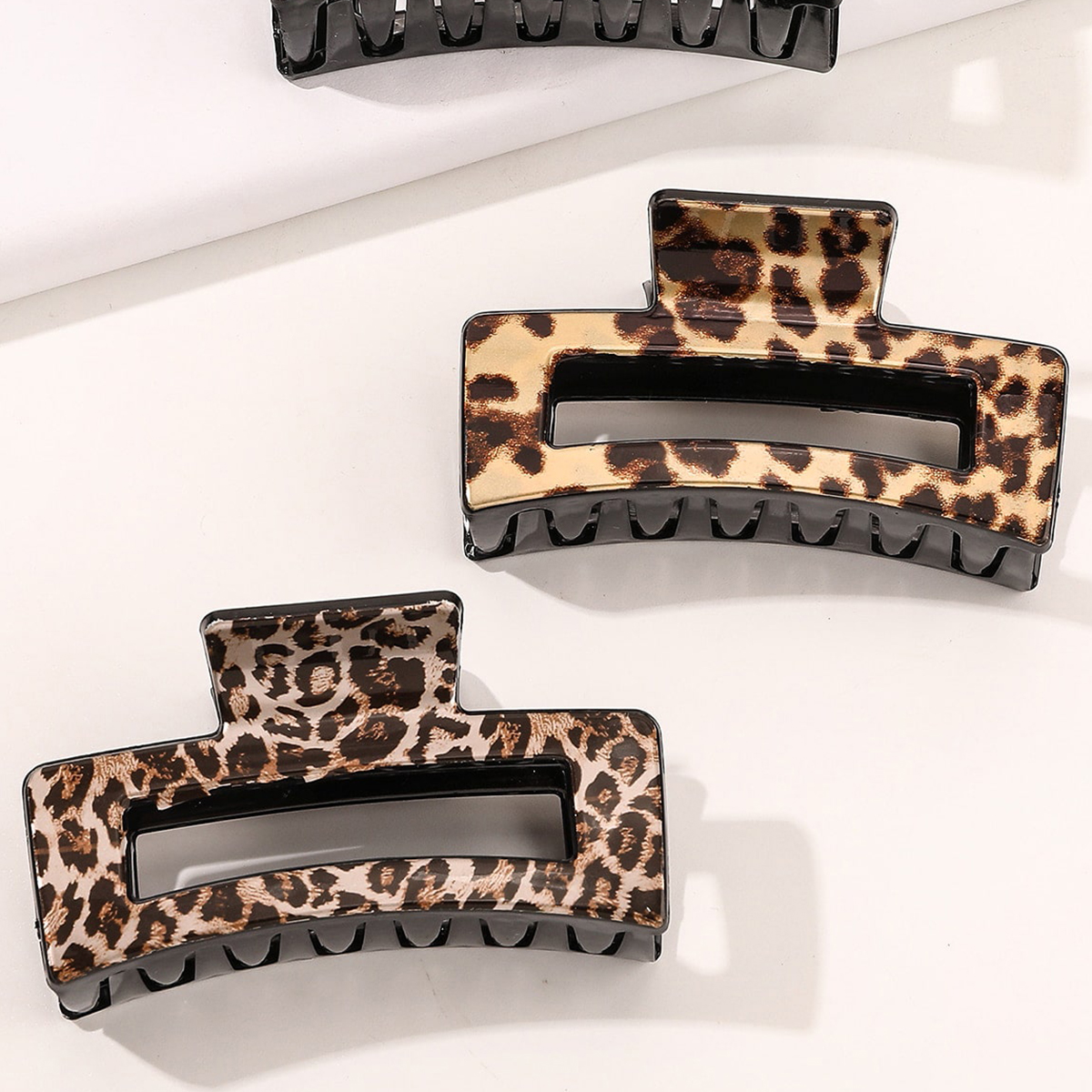 Frau Einfacher Stil Pendeln Leopard Kunststoff Aushöhlen Haarkrallen display picture 4