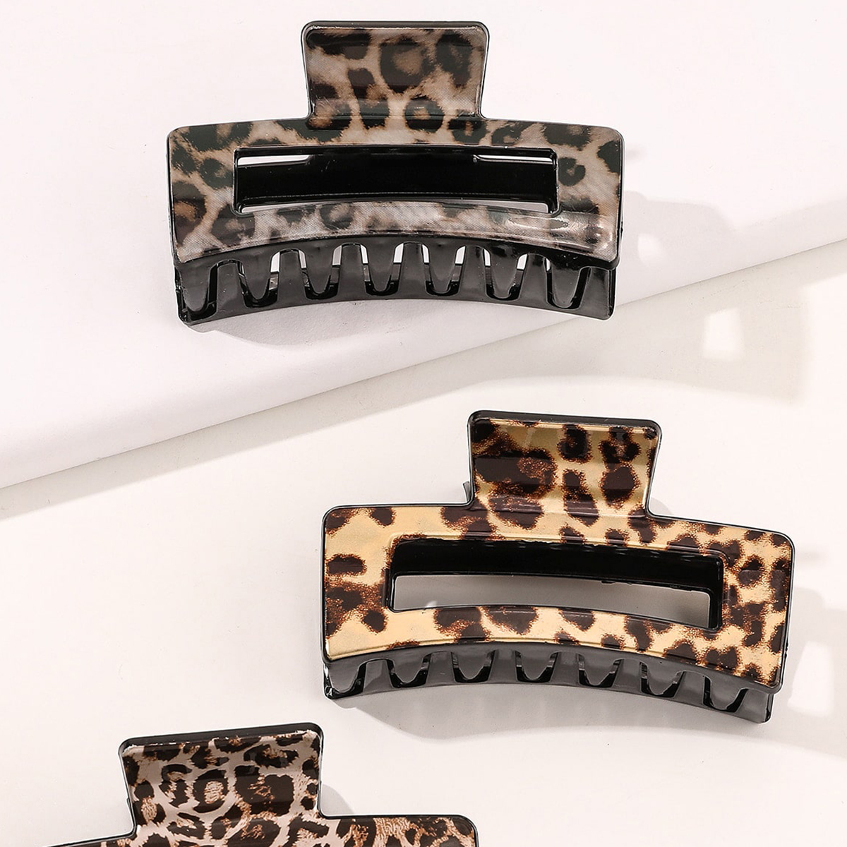 Frau Einfacher Stil Pendeln Leopard Kunststoff Aushöhlen Haarkrallen display picture 3