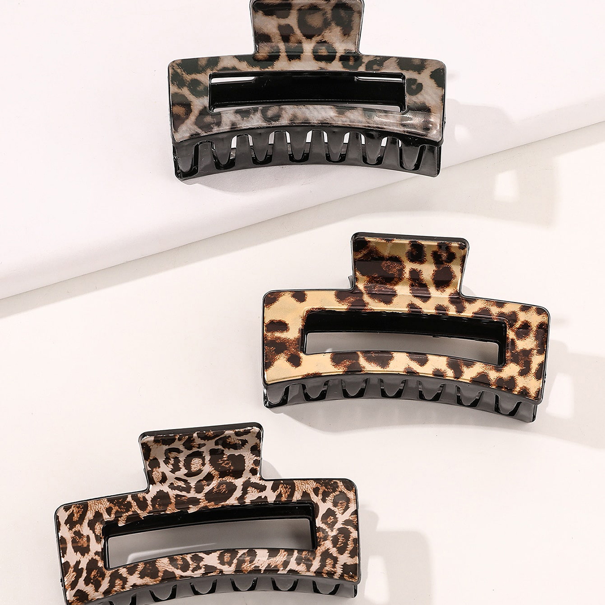 Frau Einfacher Stil Pendeln Leopard Kunststoff Aushöhlen Haarkrallen display picture 5