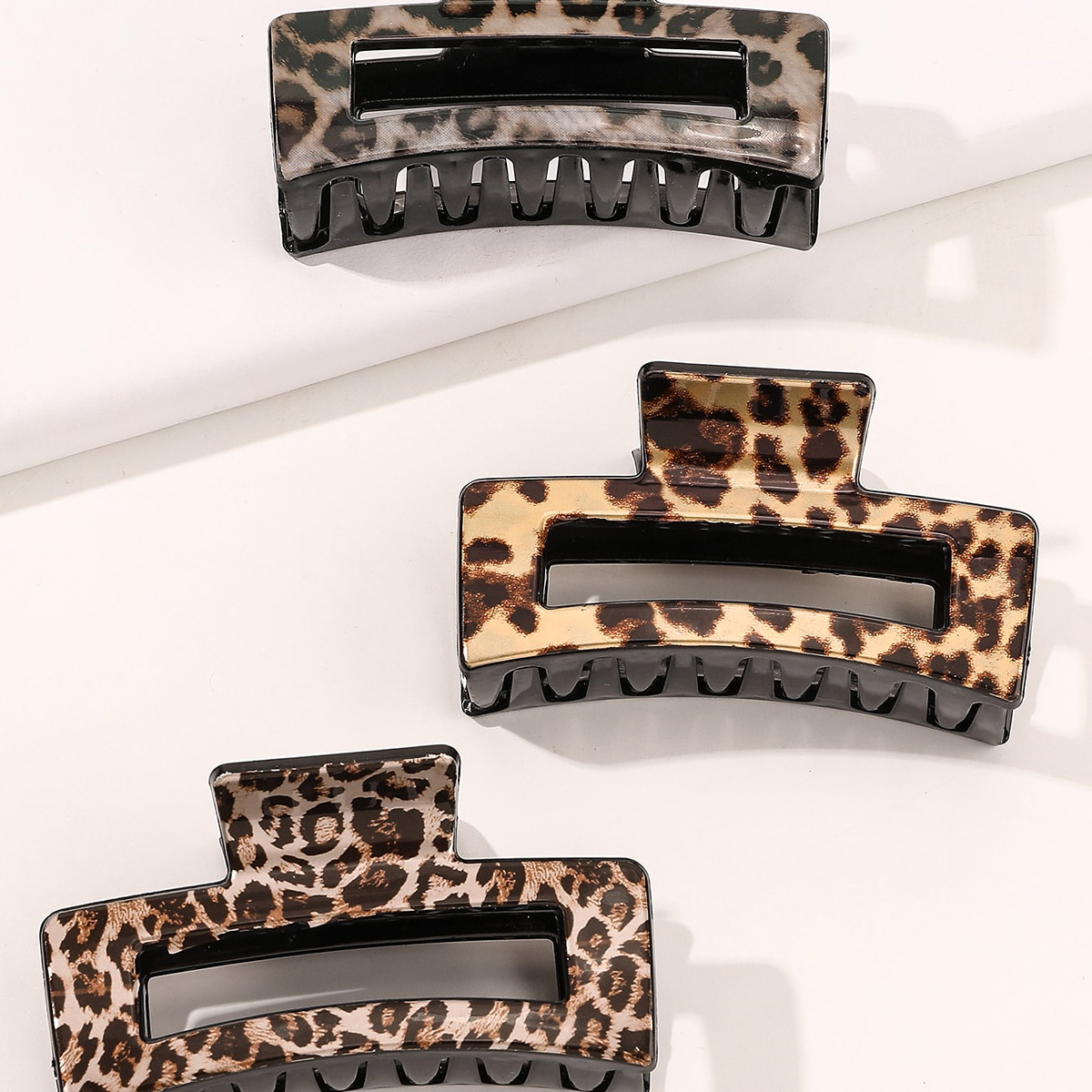 Frau Einfacher Stil Pendeln Leopard Kunststoff Aushöhlen Haarkrallen display picture 6