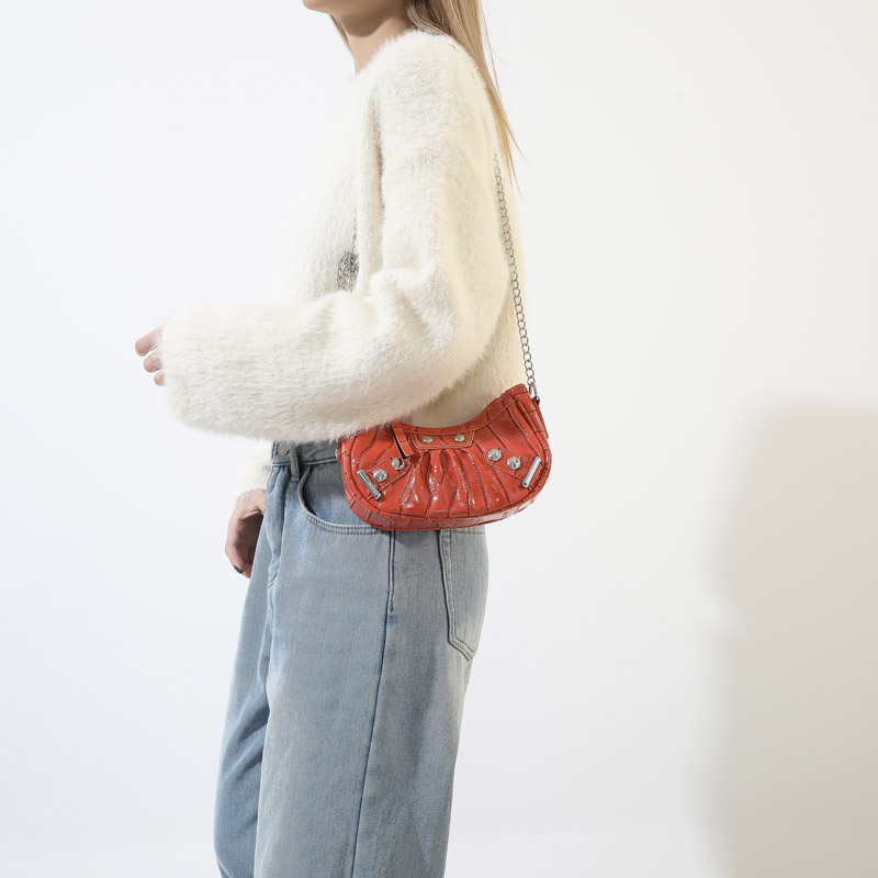 Women's Pu Leather Solid Color Classic Style Sewing Thread Rivet Dumpling Shape Zipper Shoulder Bag display picture 1