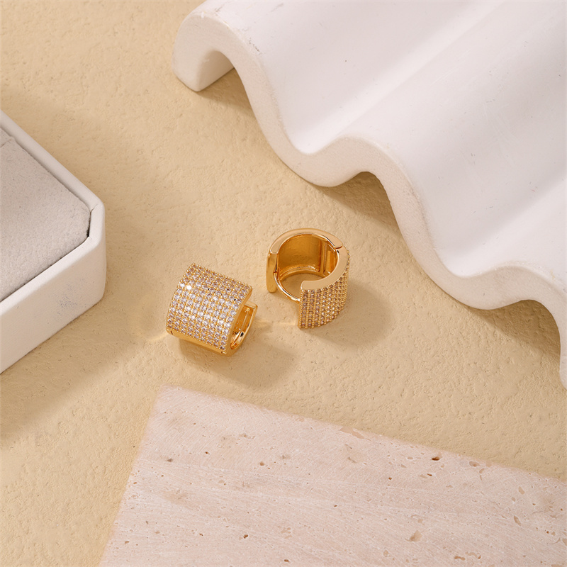 1 Piece Casual Simple Style Geometric Irregular Copper Zircon Gold Plated Silver Plated Huggie Earrings display picture 3