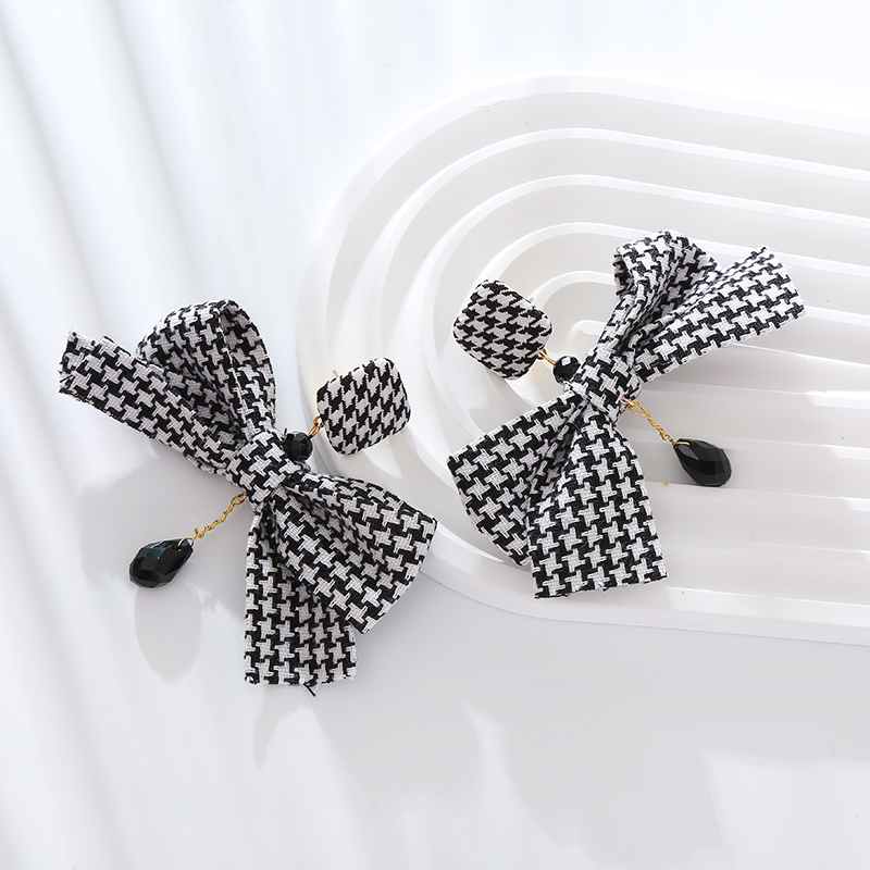 1 Pair Elegant Classic Style Houndstooth Bow Knot Inlay Alloy Cloth Artificial Crystal Gold Plated Drop Earrings display picture 4
