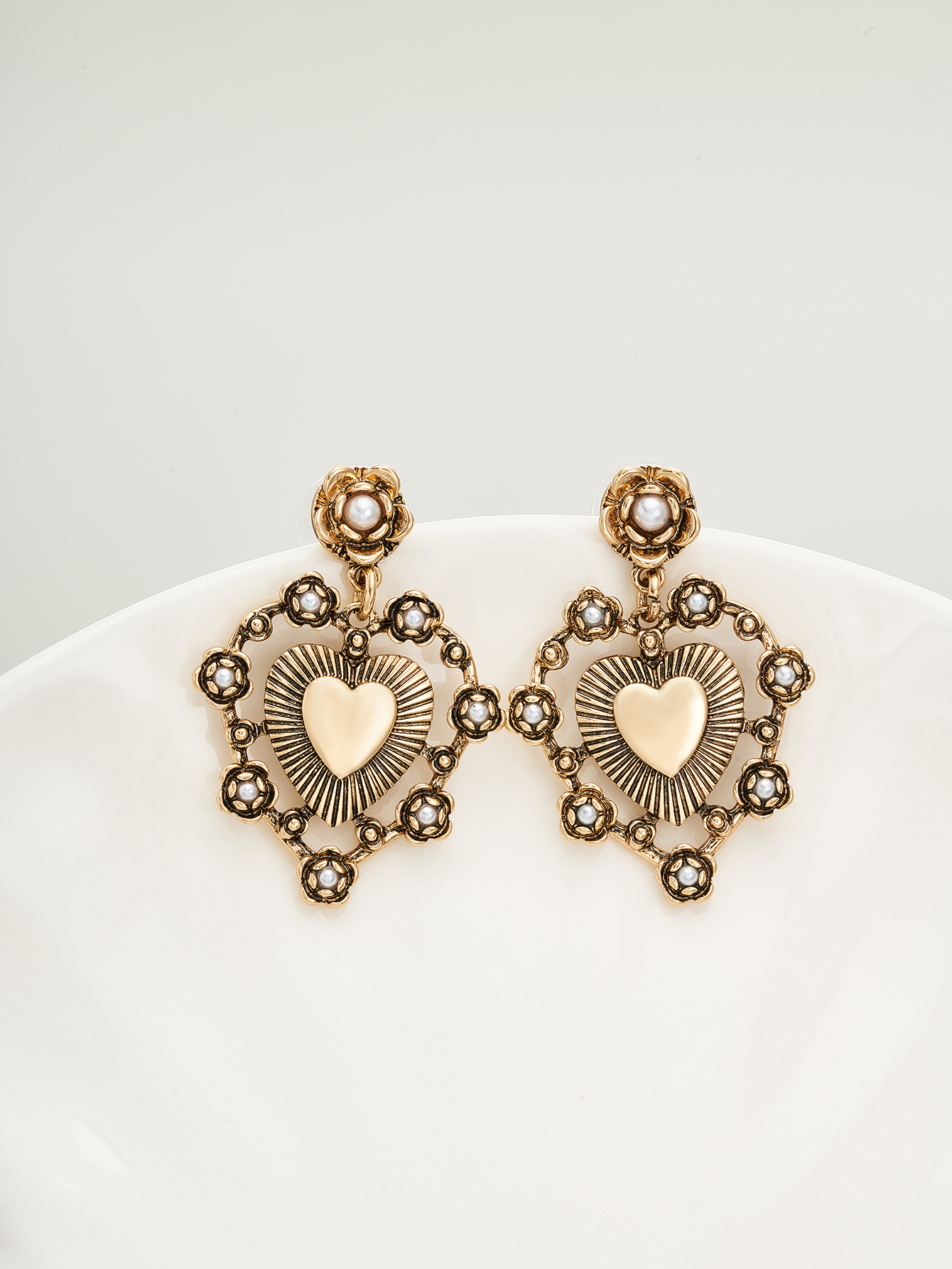 1 Pair Vintage Style Commute Heart Shape Flower Plating Inlay Alloy Artificial Pearls 14k Gold Plated Drop Earrings display picture 2
