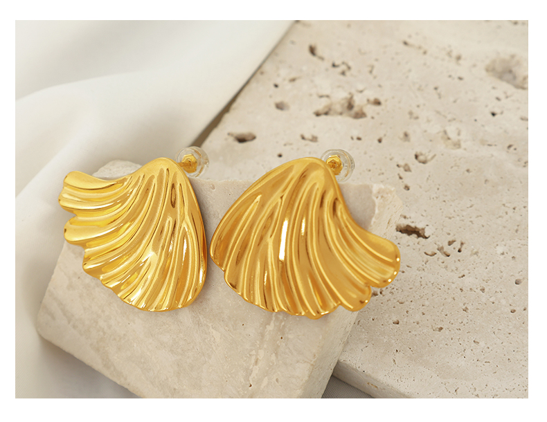 1 Pair Elegant Vintage Style Waves Shell Plating Titanium Steel 18k Gold Plated Ear Studs display picture 4