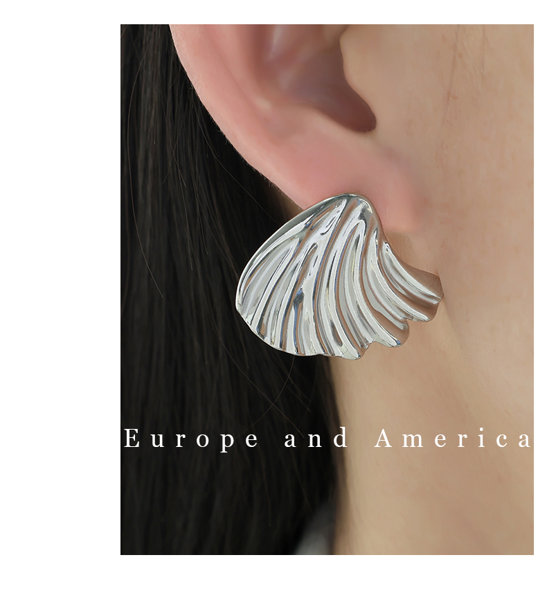 1 Pair Elegant Vintage Style Waves Shell Plating Titanium Steel 18k Gold Plated Ear Studs display picture 6
