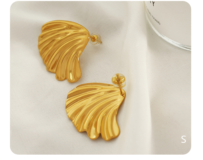 1 Pair Elegant Vintage Style Waves Shell Plating Titanium Steel 18k Gold Plated Ear Studs display picture 5