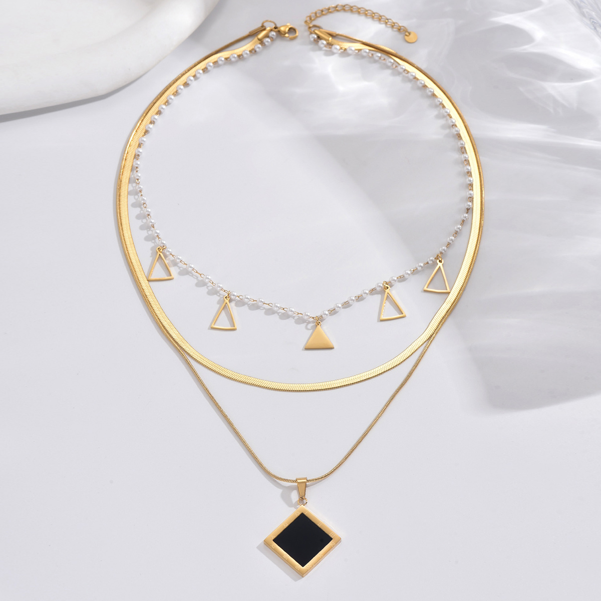 304 Stainless Steel 14K Gold Plated Elegant Simple Style Roman Style Pearl Plating Inlay Triangle Square Roman Numeral Acrylic Three Layer Necklace display picture 5
