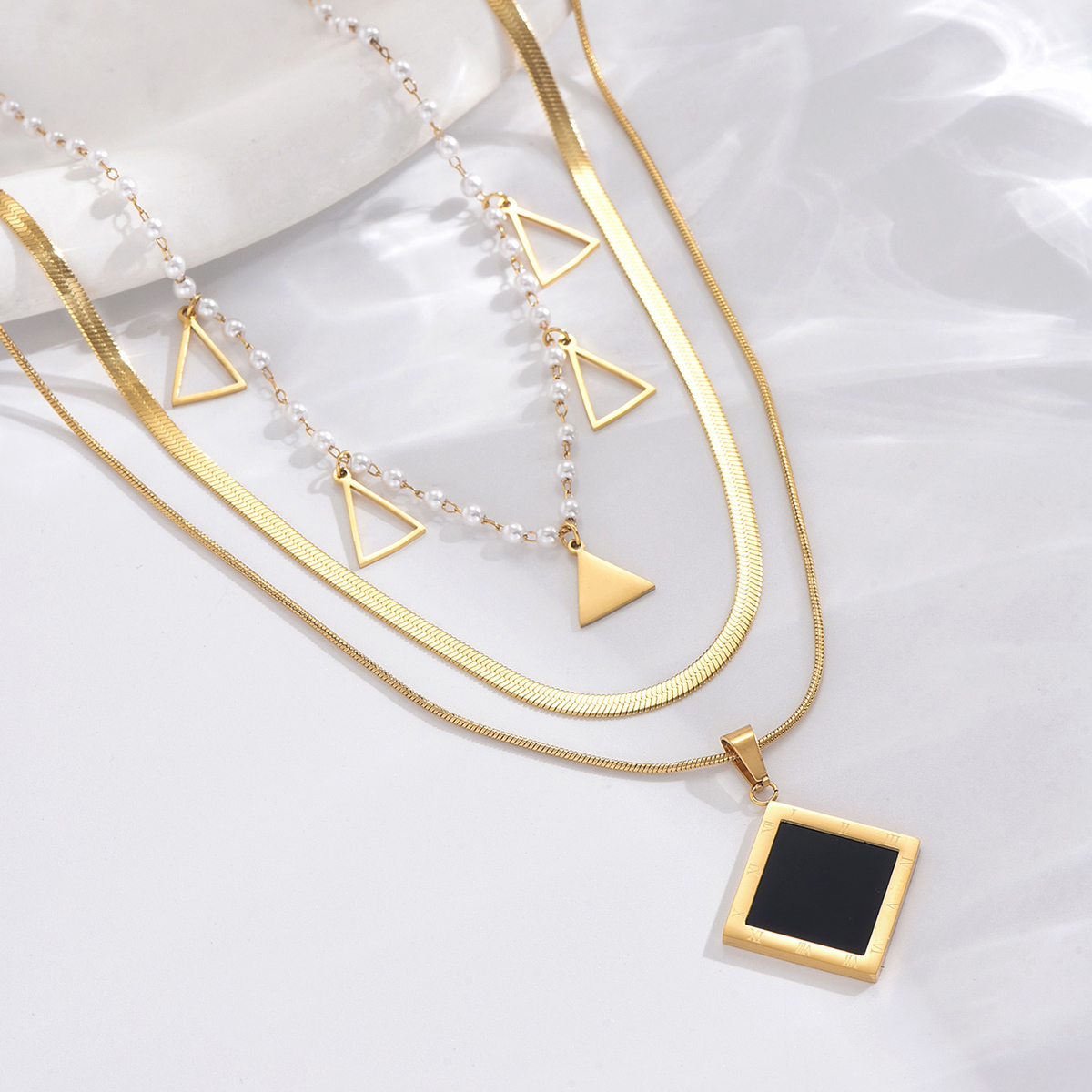 304 Stainless Steel 14K Gold Plated Elegant Simple Style Roman Style Pearl Plating Inlay Triangle Square Roman Numeral Acrylic Three Layer Necklace display picture 6