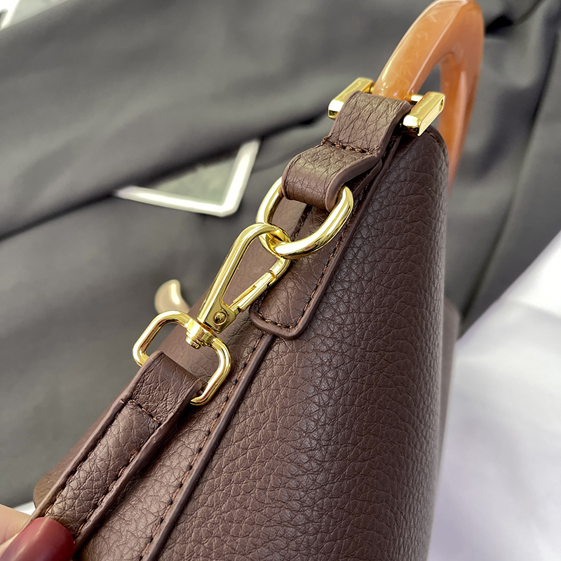 Women's Pu Leather Solid Color Vintage Style Vacation Sewing Thread Bucket Magnetic Buckle Shoulder Bag display picture 3