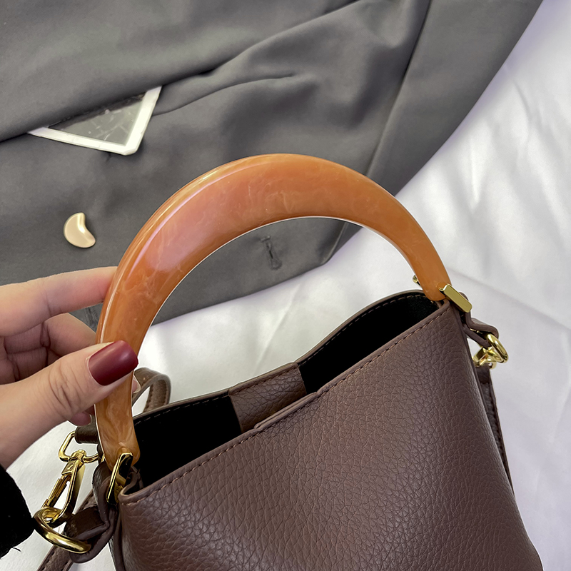 Women's Pu Leather Solid Color Vintage Style Vacation Sewing Thread Bucket Magnetic Buckle Shoulder Bag display picture 5