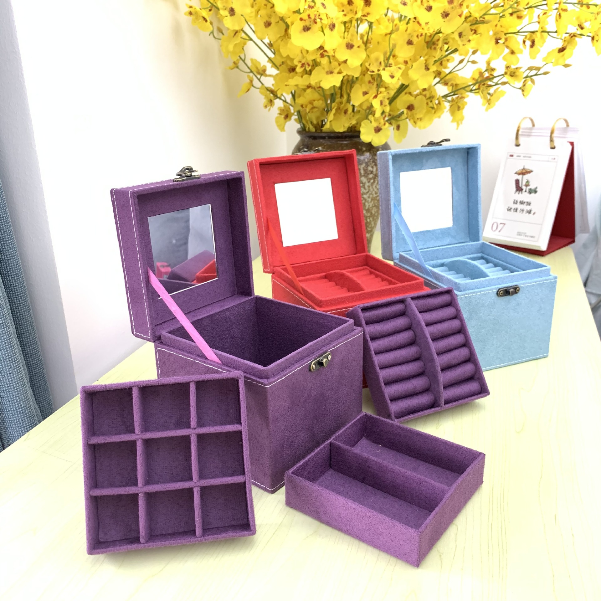 Classic Style Solid Color Flannel Rivet Jewelry Boxes display picture 10