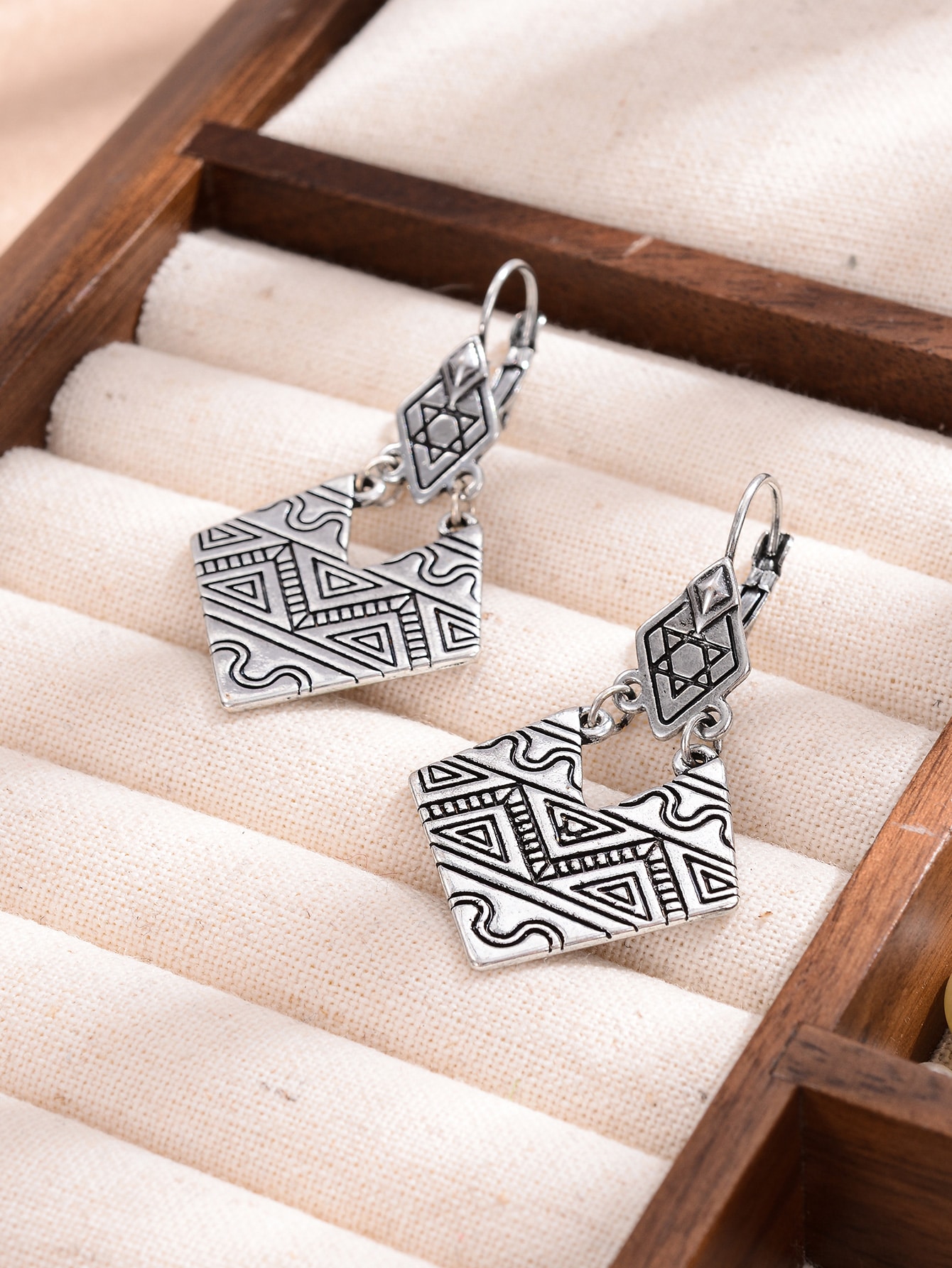 1 Pair Retro Ethnic Style Bohemian Totem Carving Alloy Drop Earrings display picture 1