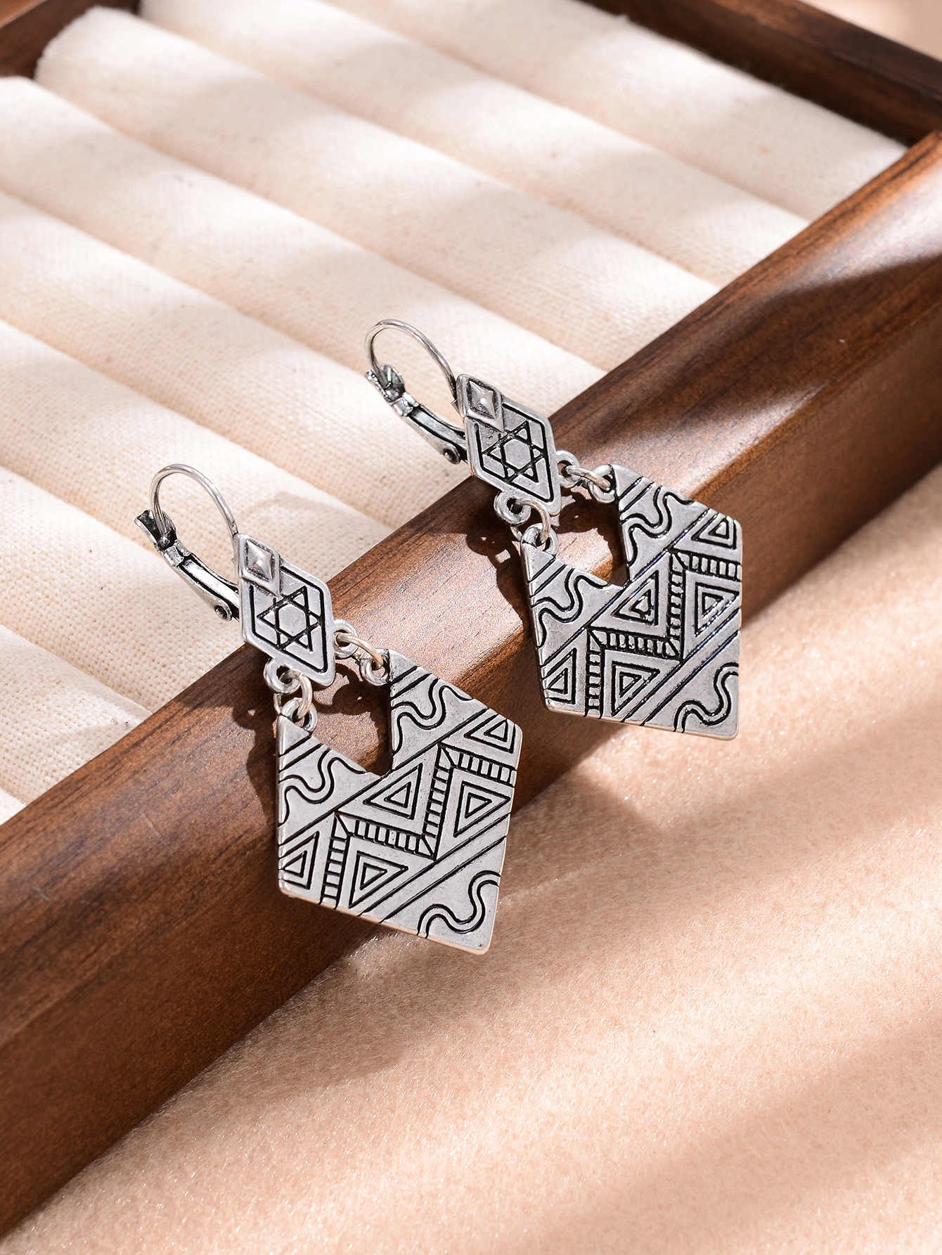 1 Pair Retro Ethnic Style Bohemian Totem Carving Alloy Drop Earrings display picture 2