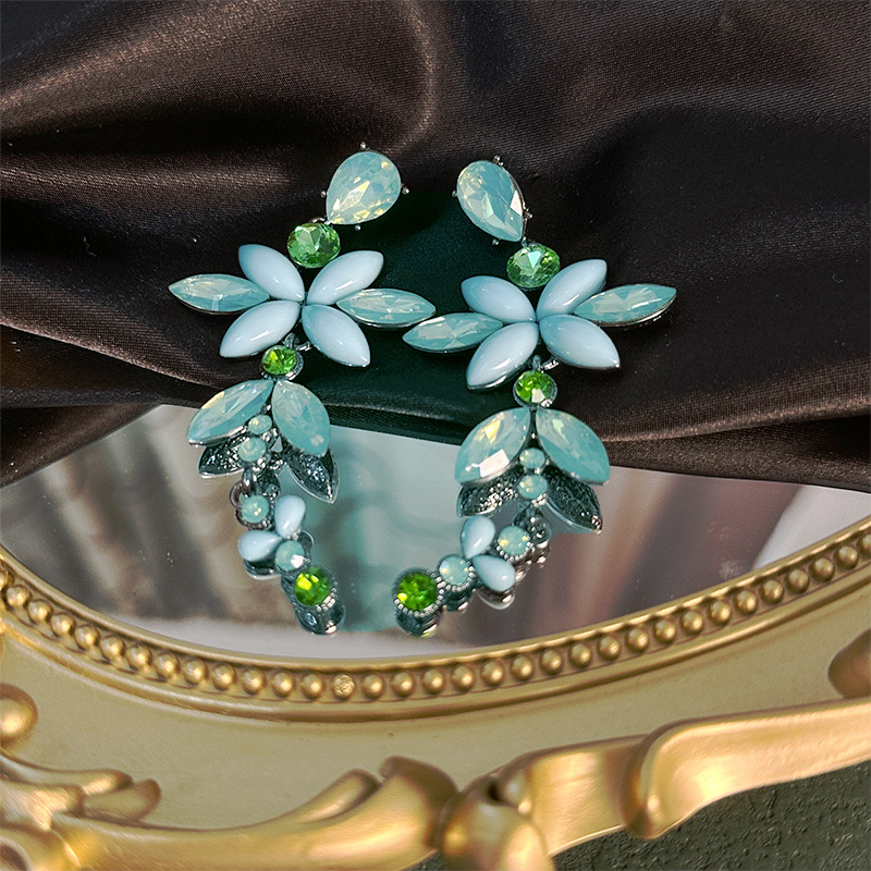 1 Pair Retro Flower Inlay Alloy Rhinestones Drop Earrings display picture 2