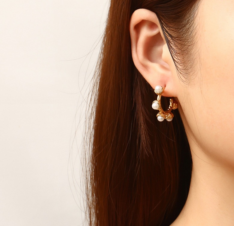 1 Pair Retro C Shape Plating Inlay Titanium Steel Pearl 18k Gold Plated Ear Studs display picture 5