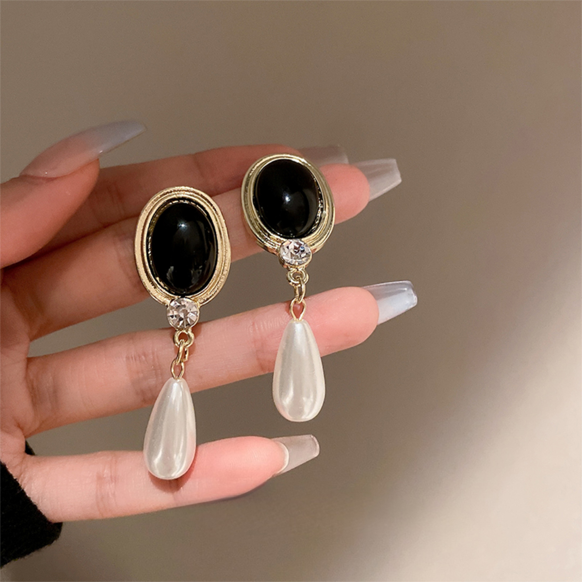 1 Pair Retro Simple Style Oval Inlay Arylic Artificial Gemstones Rhinestones Drop Earrings display picture 1