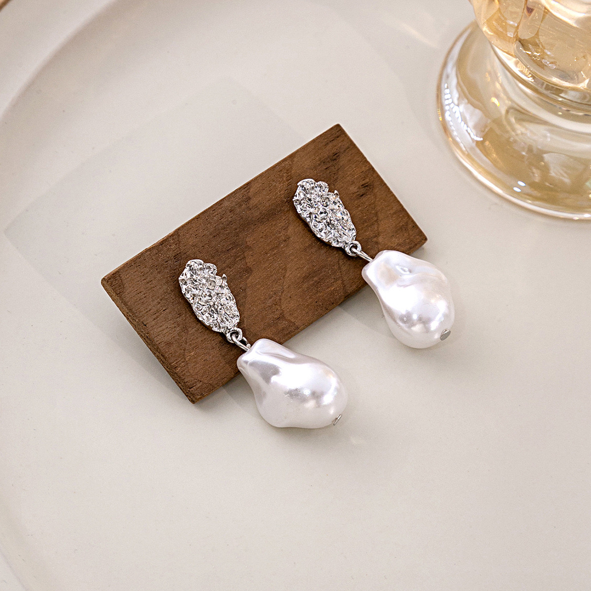 1 Pair Elegant Simple Style Geometric Inlay Alloy Artificial Pearls Drop Earrings display picture 2