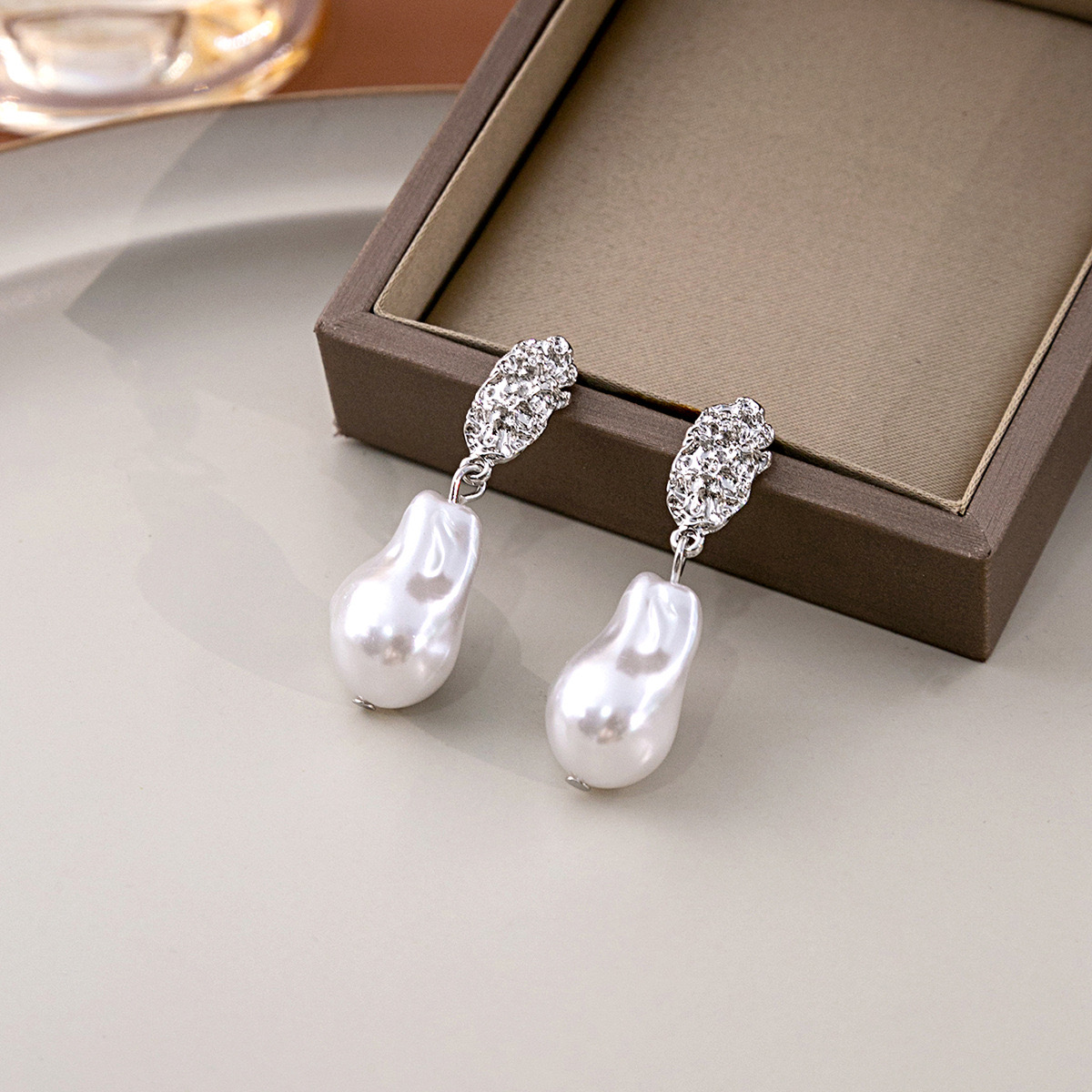 1 Pair Elegant Simple Style Geometric Inlay Alloy Artificial Pearls Drop Earrings display picture 3
