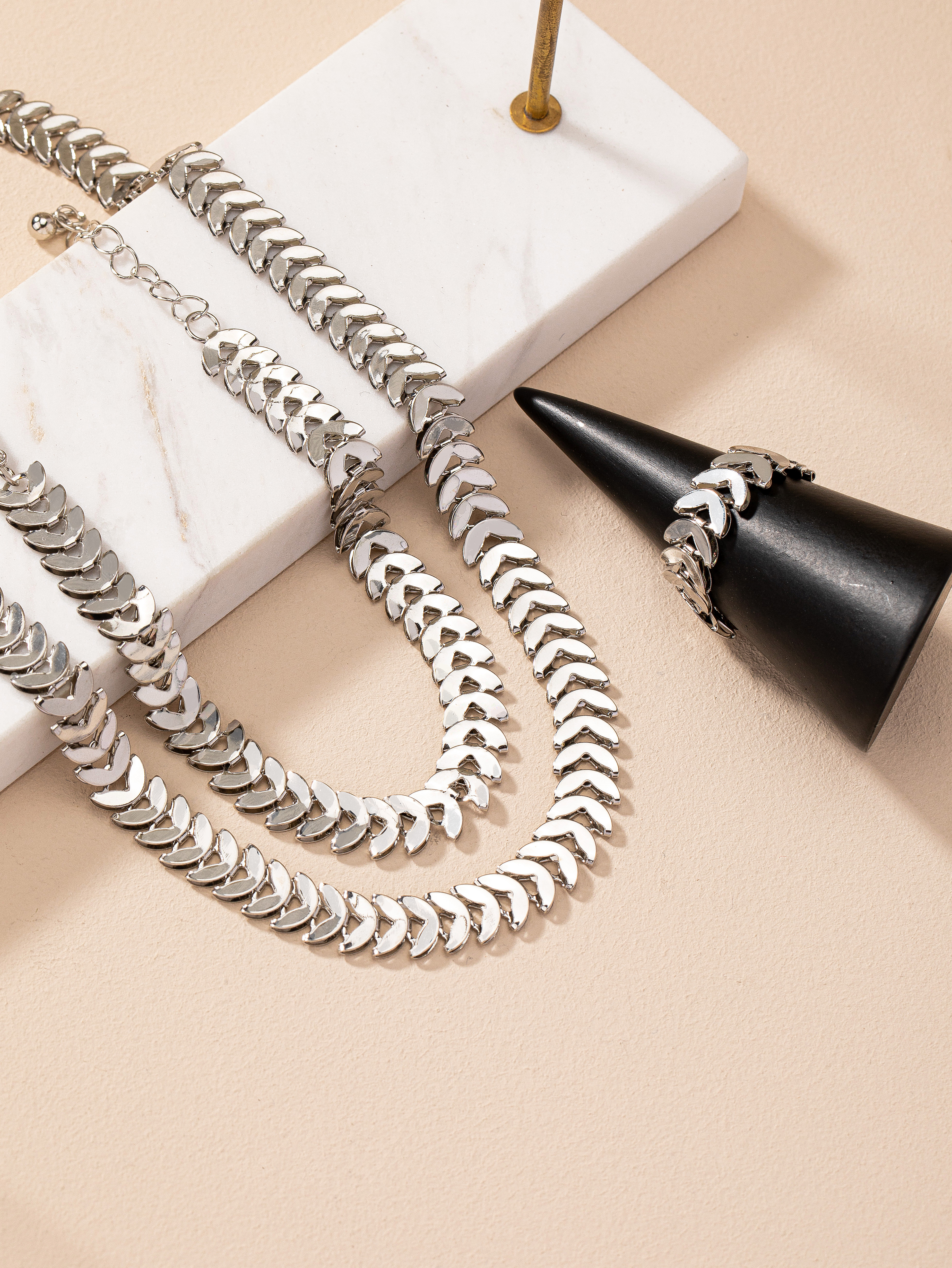 Elegant Simple Style Grain Ferroalloy Women's Rings Bracelets Necklace display picture 3