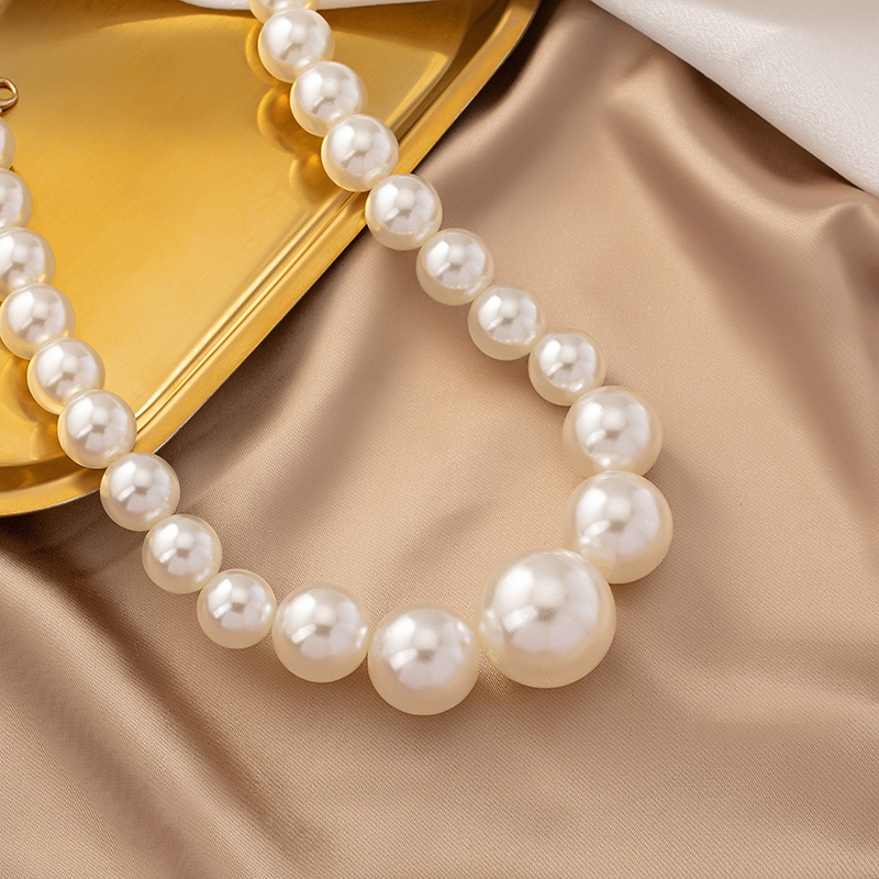 Elegant Round Imitation Pearl Beaded Women's Pendant Necklace display picture 9