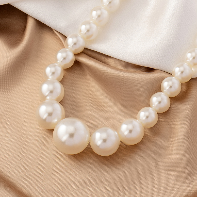 Elegant Round Imitation Pearl Beaded Women's Pendant Necklace display picture 11