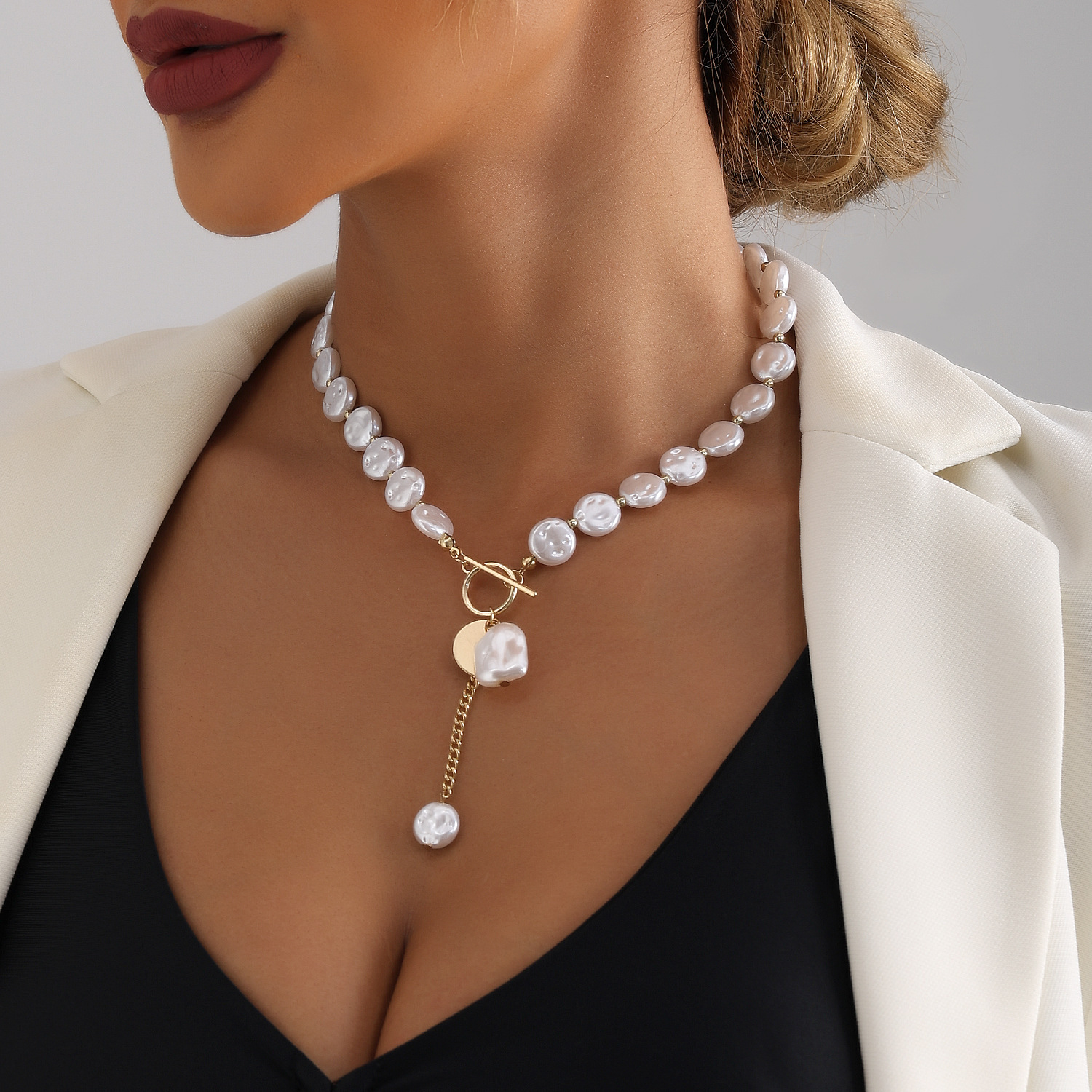 Elegant Shiny Geometric Imitation Pearl Alloy Women's Necklace display picture 3