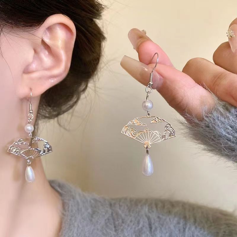 1 Pair Chinoiserie Clouds Plating Hollow Out Alloy Silver Plated Drop Earrings display picture 2