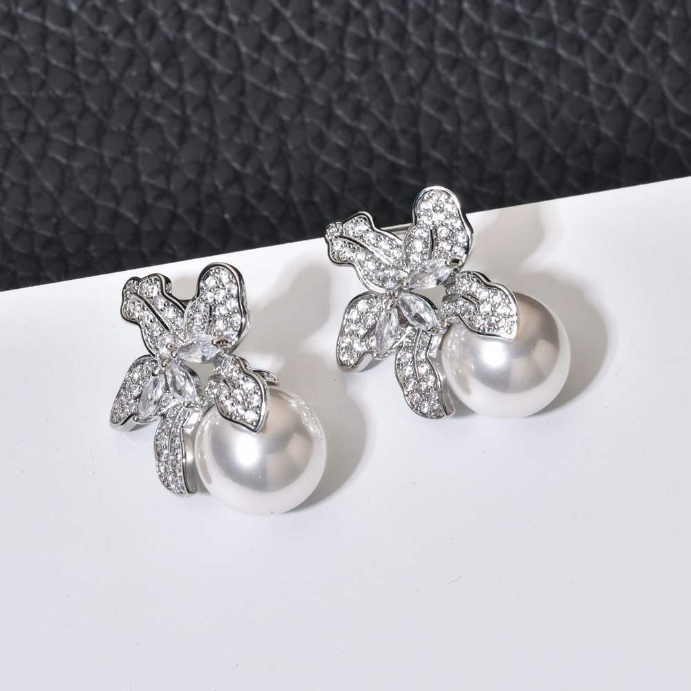 1 Pair Modern Style Leaves Plating Inlay Copper Pearl Zircon White Gold Plated Ear Studs display picture 3