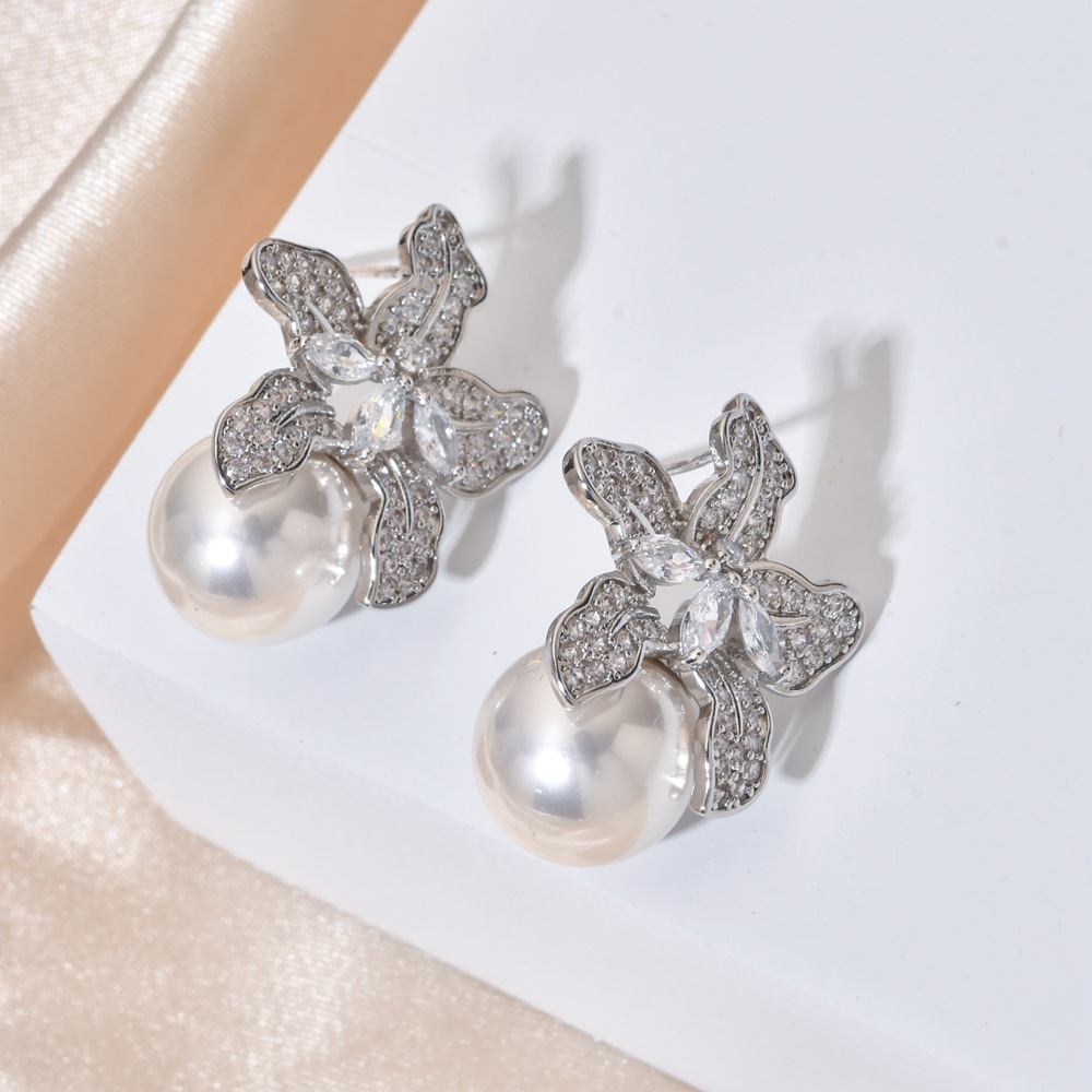 1 Pair Modern Style Leaves Plating Inlay Copper Pearl Zircon White Gold Plated Ear Studs display picture 1