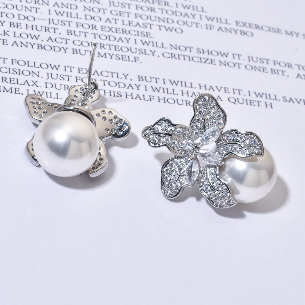1 Pair Modern Style Leaves Plating Inlay Copper Pearl Zircon White Gold Plated Ear Studs display picture 5