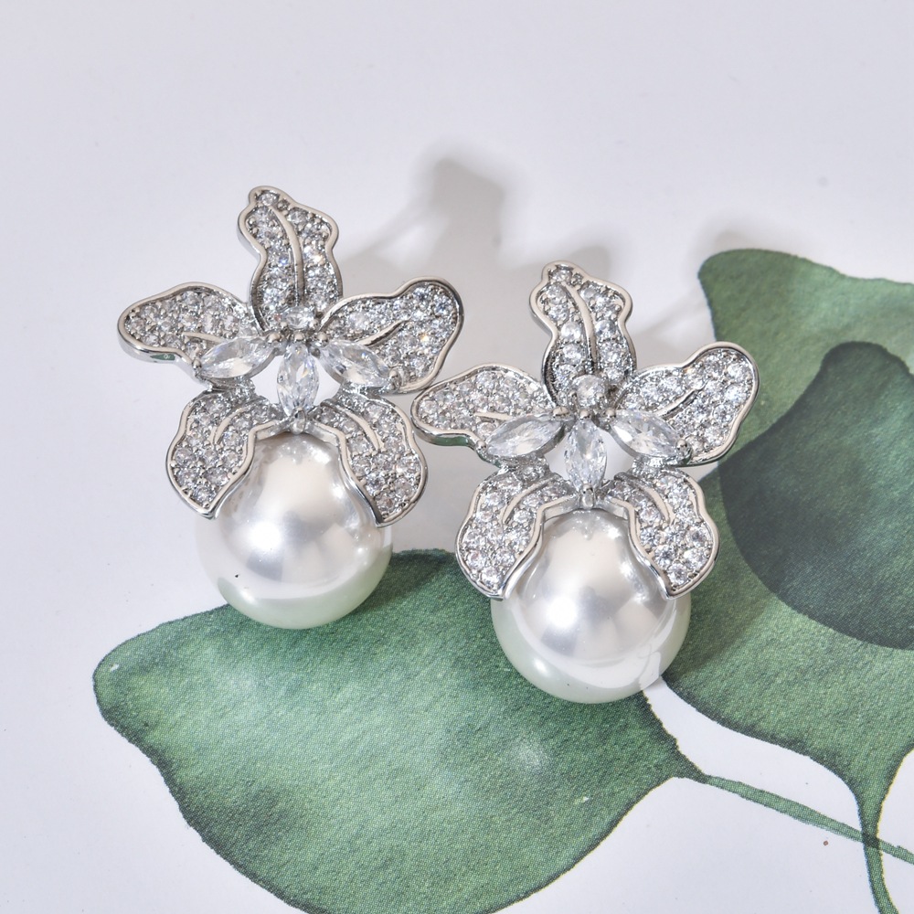 1 Pair Modern Style Leaves Plating Inlay Copper Pearl Zircon White Gold Plated Ear Studs display picture 2