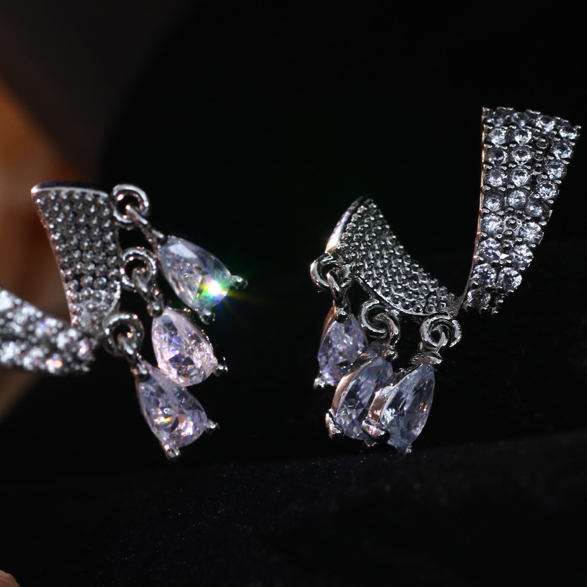 1 Paire Élégant Flocon De Neige Placage Incruster Le Cuivre Perles Artificielles Diamant Artificiel Plaqué Argent Boucles D'oreilles display picture 1