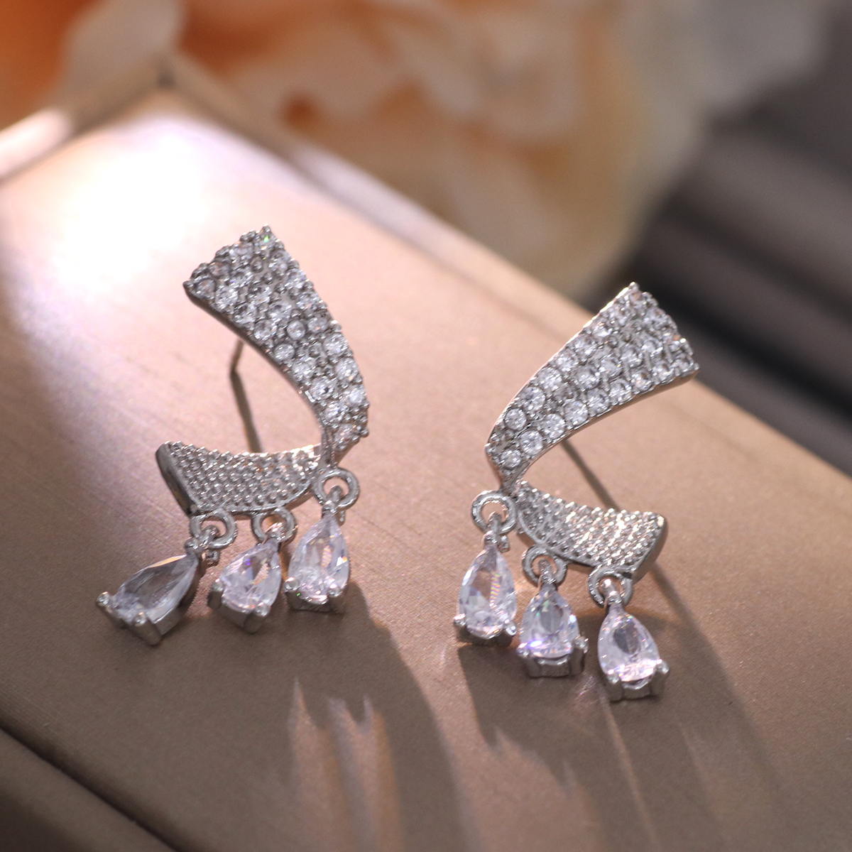 1 Paar Elegant Schneeflocke Überzug Inlay Kupfer Künstliche Perlen Künstlicher Diamant Versilbert Tropfenohrringe display picture 2